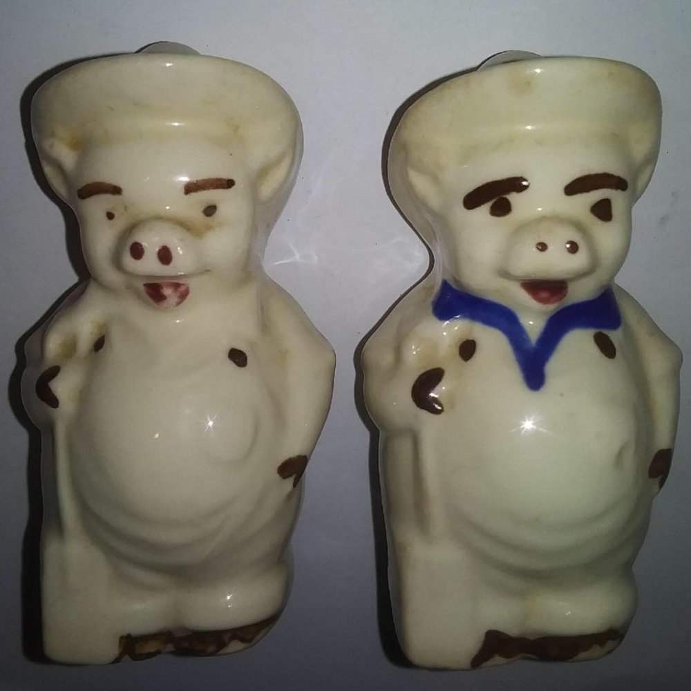 #19 Shawnee Farmer Pigs Salt and Pepper Shakers Set
